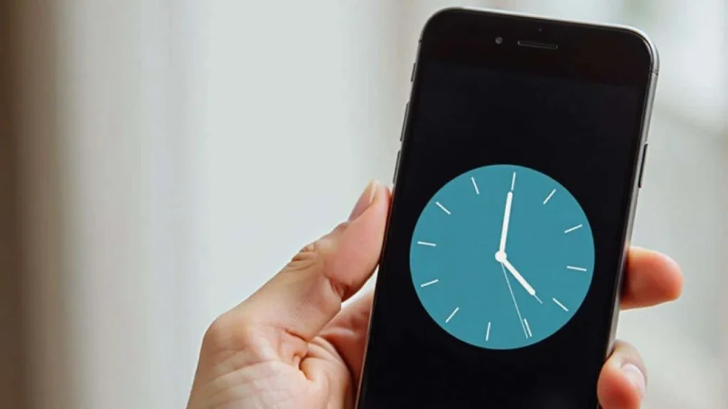 This woman turned on airplane mode for 30 minutes daily—what happened to her brain surprised everyone